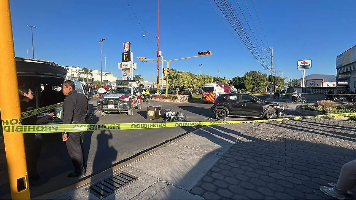 Un masculino que trabajaba como repartidor de una taquería en Atlixco perdió la vida al impactarse contra un vehículo sobre el Boulevard Niños Héroes